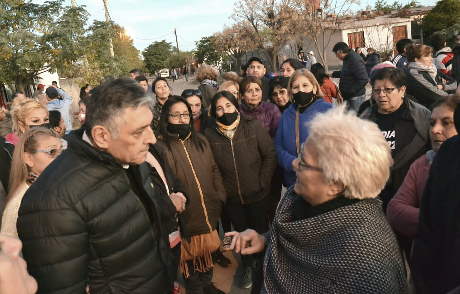 EL INTENDENTE NEDIANI CAMINÓ POR LAS CALLES DEL 1 DE MAYO