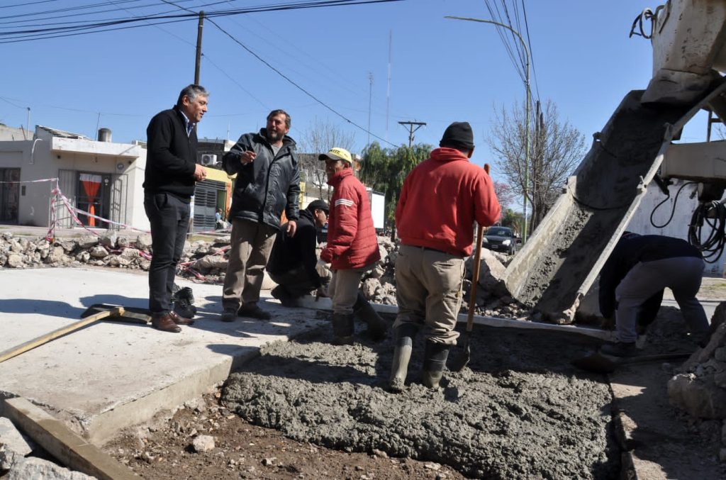 El Intendente Nediani Visit Las Obras De Bacheos En El Barrio San